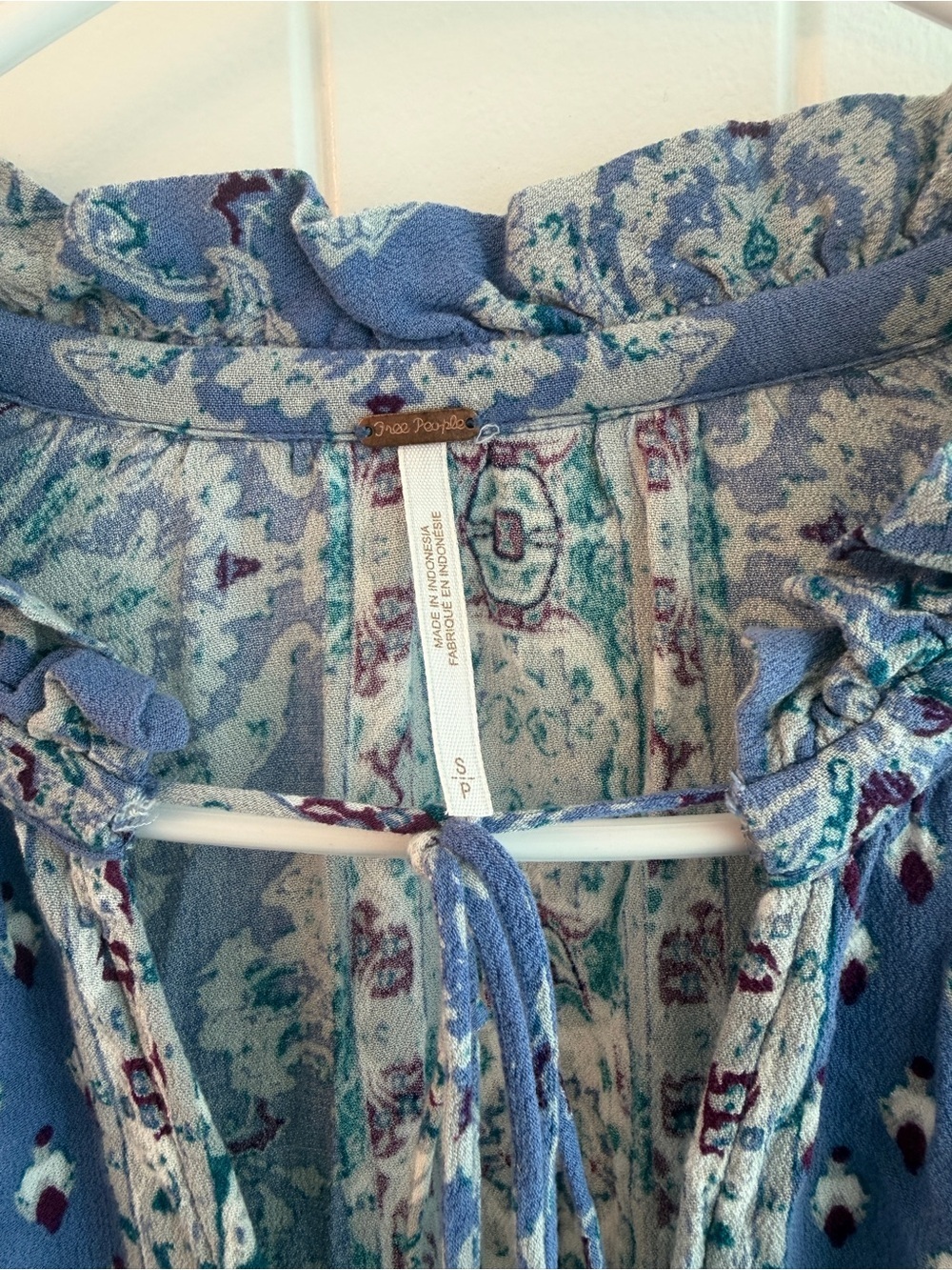 Free People Magic Mystery Bohemian Bell Sleeve Tie-Neck Rayon Tunic Size Small - Picture 4 of 10